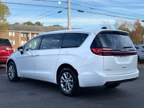 New 2026 Chrysler Pacifica Select image 4