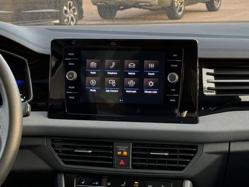 Used 2025 Volkswagen Jetta SE image 17