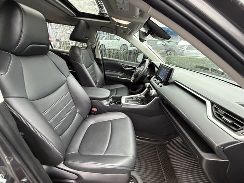 Used 2022 Toyota RAV4 XLE Premium image 10