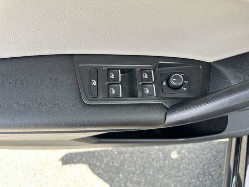 Used 2021 Volkswagen Tiguan SE w/ Panoramic Sunroof Package FWD image 15