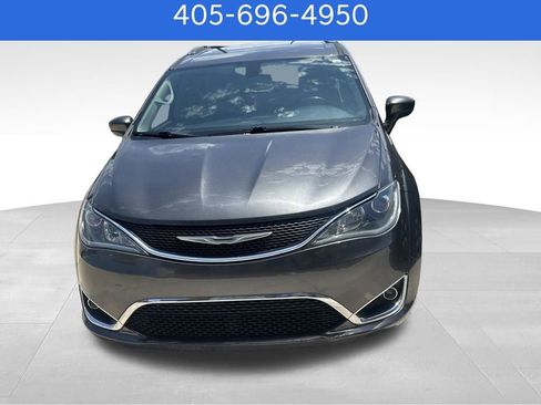 Used 2018 Chrysler Pacifica Touring-L FWD image 3