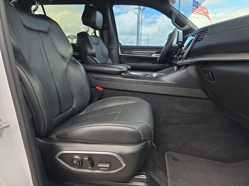 Used 2022 Jeep Wagoneer Series III RWD image 17