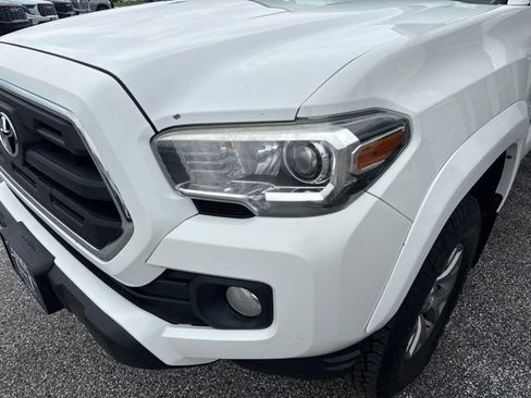 Used 2017 Toyota Tacoma SR5 AWD/4WD image 13
