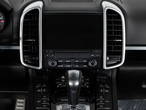 Used 2017 Porsche Cayenne S image 38