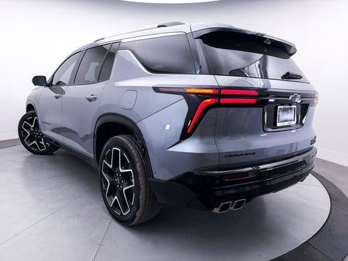 Used 2025 Chevrolet Traverse High Country FWD image 2