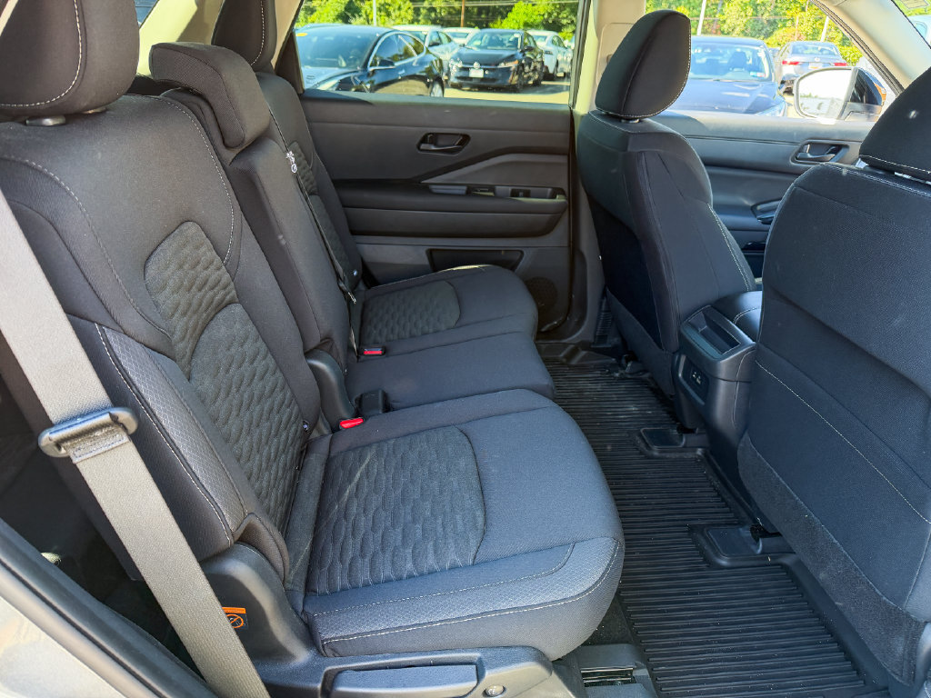 Used 2024 Nissan Pathfinder S AWD/4WD image 17