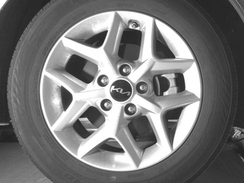 Used 2025 Kia Soul LX w/ LX Technology Package FWD image 13