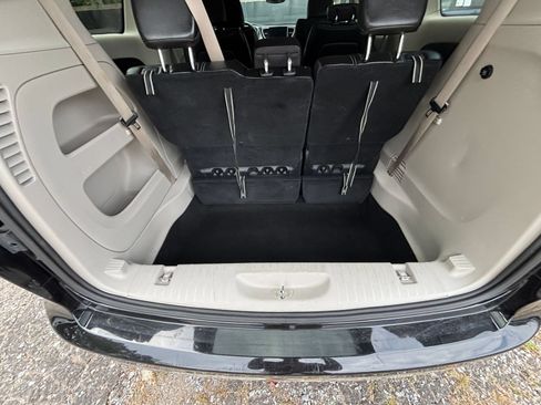 Used 2024 Chrysler Pacifica Touring-L FWD image 32