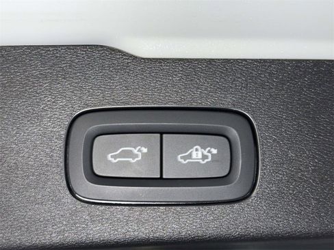 Used 2025 Volvo V60 B5 Cross Country Plus image 18