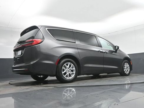 Used 2023 Chrysler Pacifica Touring-L image 71