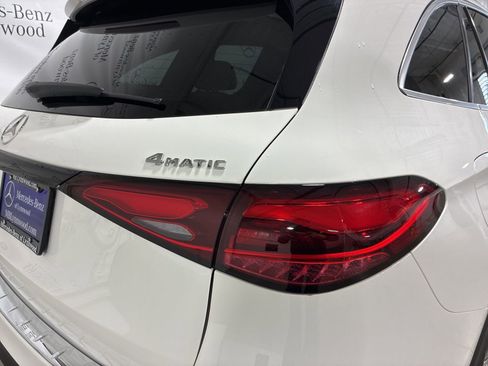 Used 2025 Mercedes-Benz GLC 300 4MATIC image 11