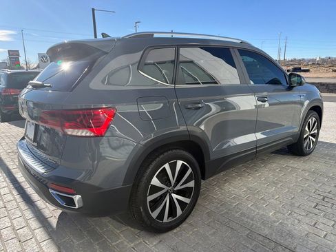 Certified 2022 Volkswagen Taos SE w/ Panoramic Sunroof Package image 7