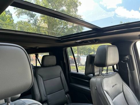 Used 2021 GMC Yukon XL Denali w/ Denali Ultimate Package AWD/4WD image 9