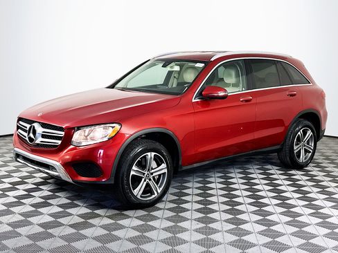 Used 2019 Mercedes-Benz GLC 300 w/ Parking Assistance Package image 4