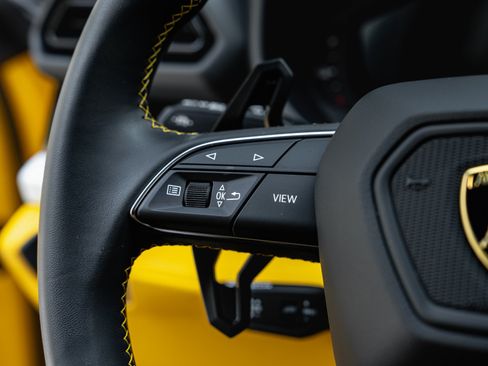 Used 2025 Lamborghini Urus SE AWD/4WD image 48
