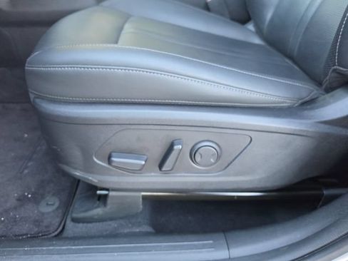 Certified 2025 Kia Sorento S FWD image 16