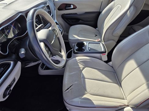 Used 2018 Chrysler Pacifica Limited image 12