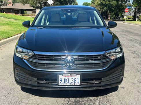 Used 2023 Volkswagen Jetta SE FWD image 2