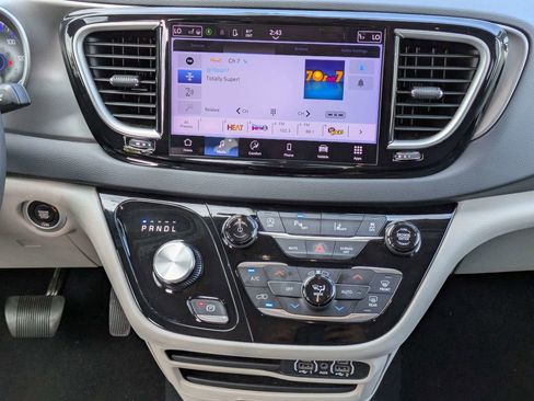 Used 2023 Chrysler Pacifica Touring-L FWD image 21