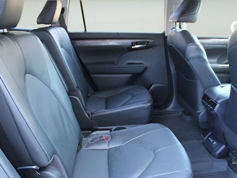 Used 2023 Toyota Highlander Limited AWD/4WD image 23