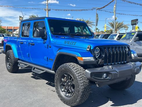 Used 2023 Jeep Gladiator Sport image 3