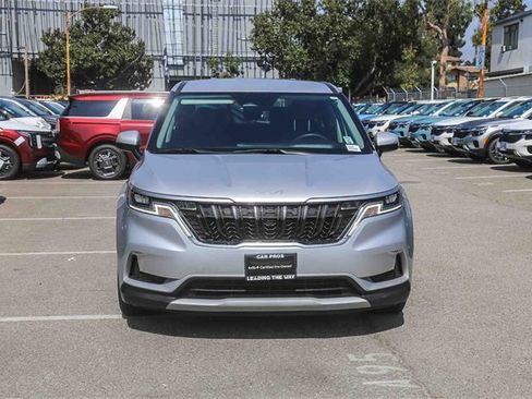 Certified 2022 Kia Carnival LX image 3