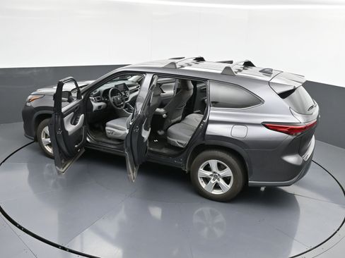 Used 2021 Toyota Highlander L image 40