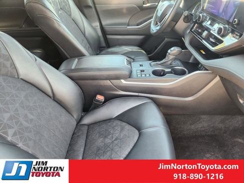 Used 2024 Toyota Highlander XLE image 15