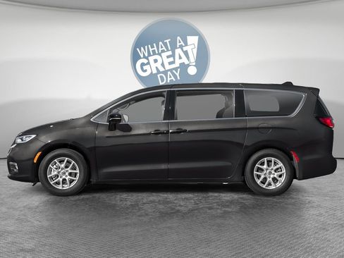 New 2025 Chrysler Pacifica Select AWD/4WD image 3