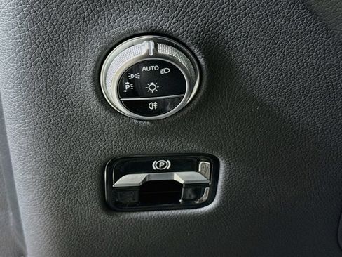 Used 2025 Mercedes-Benz GLC 350e 4MATIC image 10