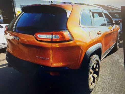 Used 2015 Jeep Cherokee Trailhawk w/ Comfort/Convenience Group AWD/4WD image 3