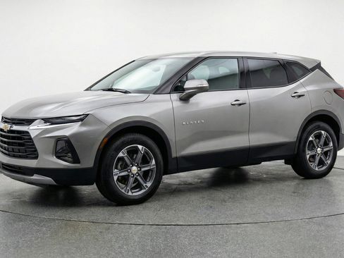 Used 2025 Chevrolet Blazer LT FWD image 3