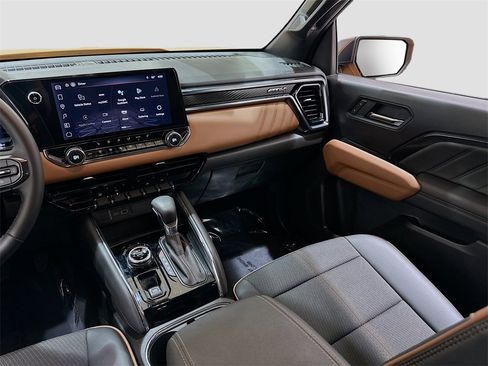 Used 2025 GMC Canyon AT4 image 24