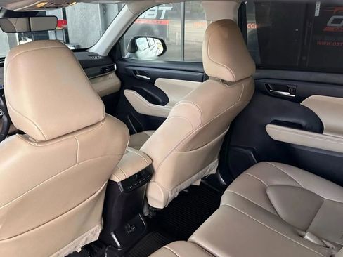 Used 2023 Toyota Highlander XLE image 11
