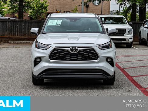 Used 2024 Toyota Highlander LE FWD image 11