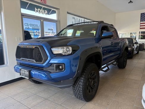 Used 2017 Toyota Tacoma TRD Sport w/ Tow Package (A/T) AWD/4WD image 3