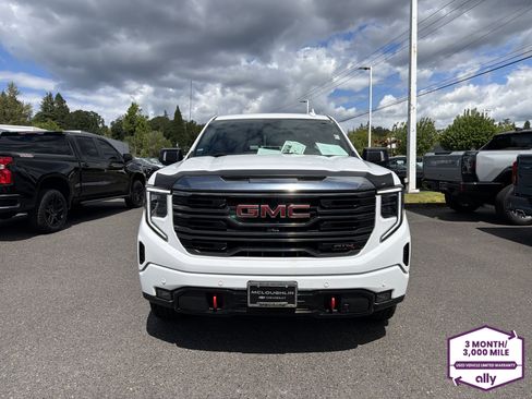 Used 2023 GMC Sierra 1500 AT4 w/ Technology Package AWD/4WD image 7