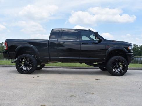 Used 2021 RAM 2500 Big Horn w/ Night Edition AWD/4WD image 3