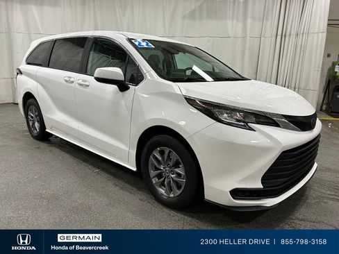 Used 2022 Toyota Sienna LE FWD image 2