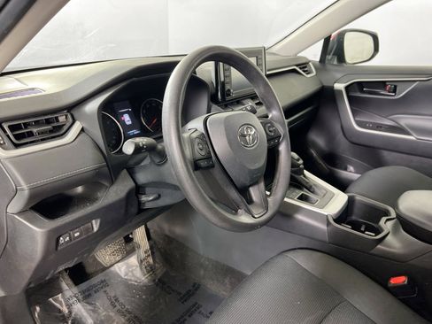 Used 2022 Toyota RAV4 LE image 9