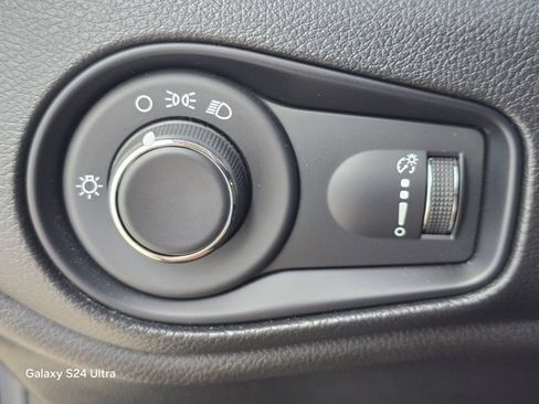 Used 2023 Jeep Renegade Latitude image 24