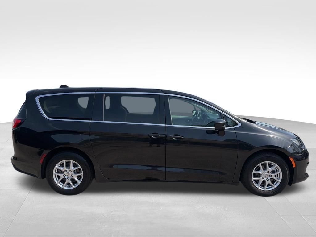 Used 2023 Chrysler Voyager LX FWD image 7