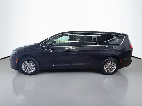 Used 2023 Chrysler Pacifica Touring-L FWD image 6