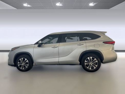 Used 2020 Toyota Highlander XLE image 2