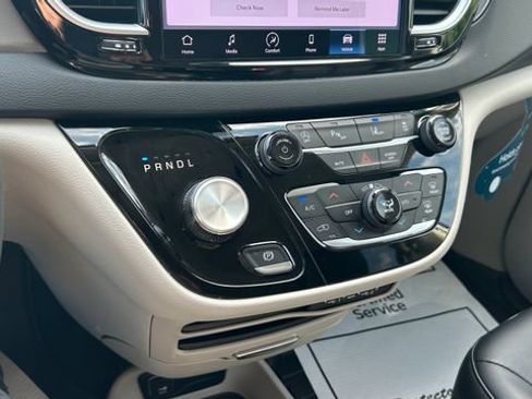 Used 2024 Chrysler Pacifica Touring-L FWD image 24