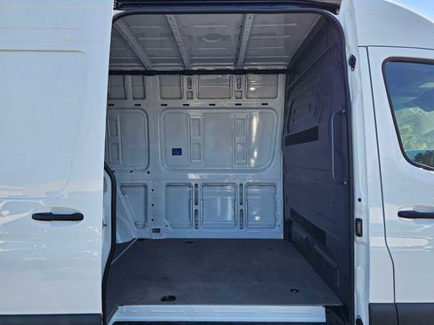 Used 2025 Mercedes-Benz Sprinter 2500 image 13