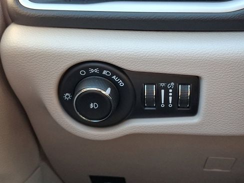 Used 2023 Chrysler Pacifica Touring-L image 28