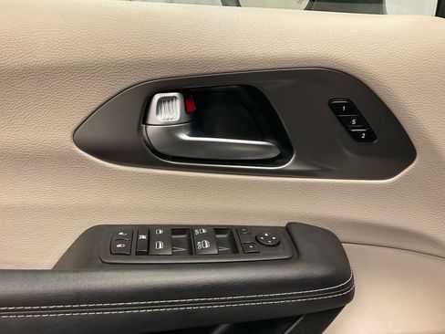 Used 2023 Chrysler Pacifica Touring-L image 12