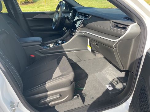 New 2025 Jeep Grand Cherokee image 11