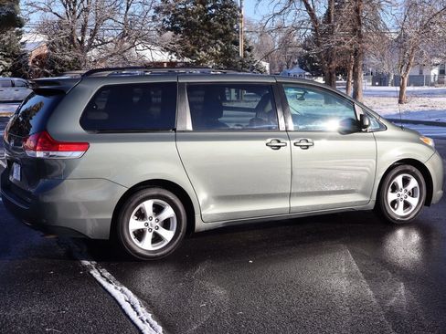 Used 2014 Toyota Sienna LE image 4
